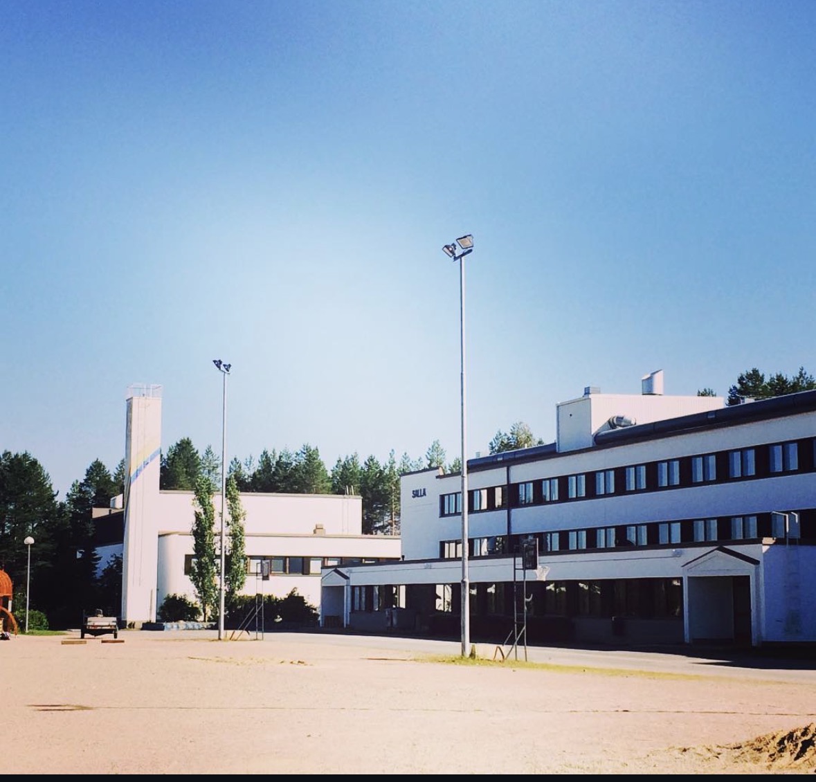 Sallan lukion rakennus, jossa Vladlenan suomalainen opintopolku alkoi